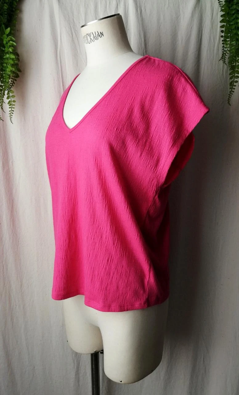 Blusa fluida gola V mangas soltas rosa fúcsia costas detalhe renda "Vila"} – photo 2